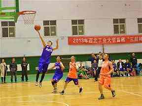 边路进攻怎样创造机会：宽度、套边与传中的配合